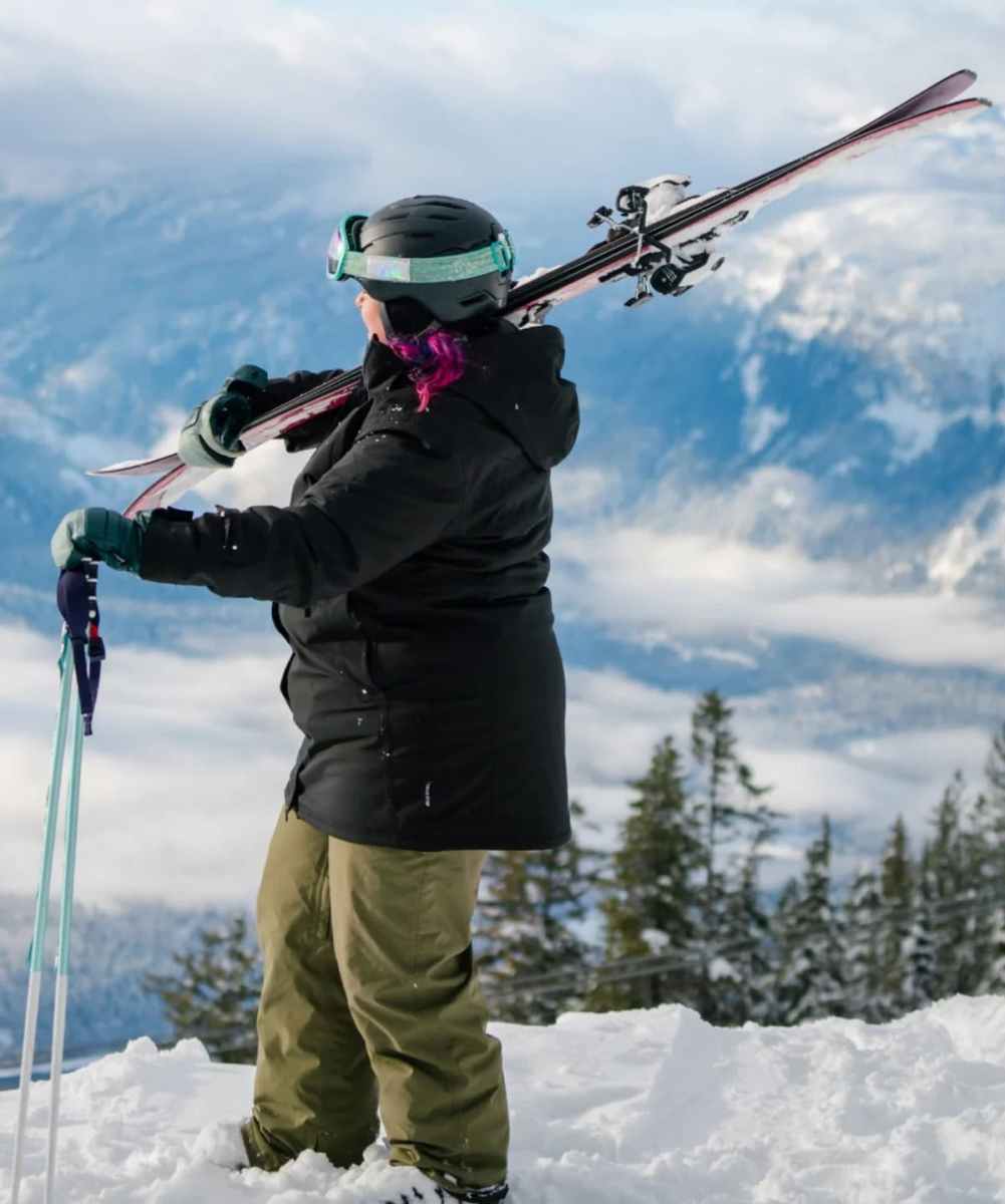 Winter Travel Outfits for Plus-Size Women: Staying Warm in the Snowy Mountains