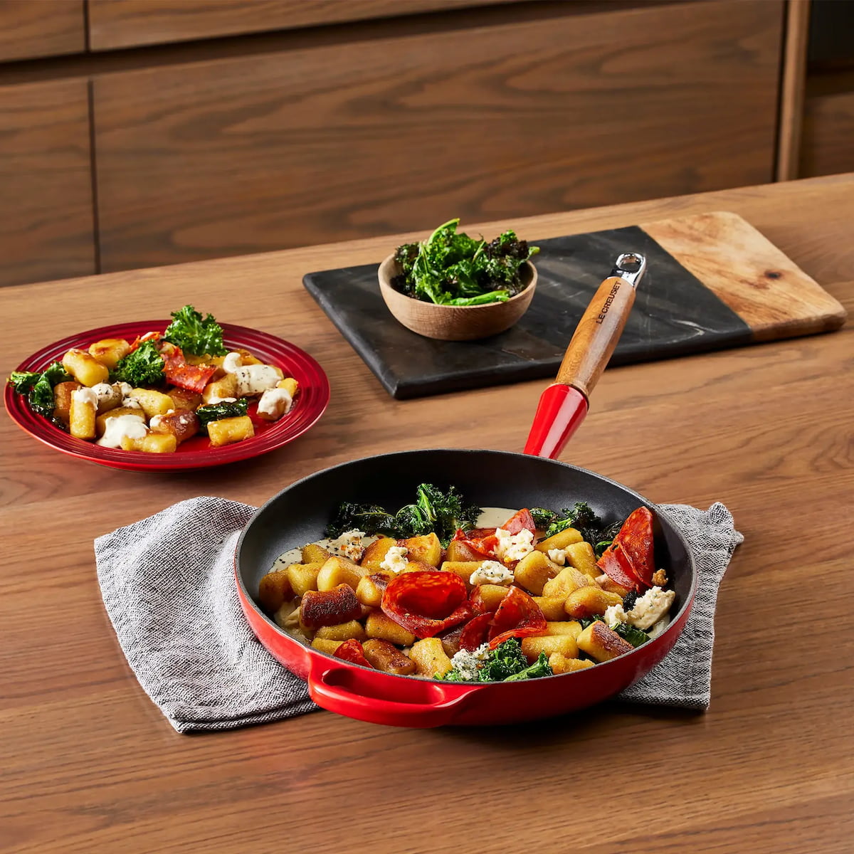 Red Cookware: The Easiest Way to Brighten Your Kitchen – do it Professionally